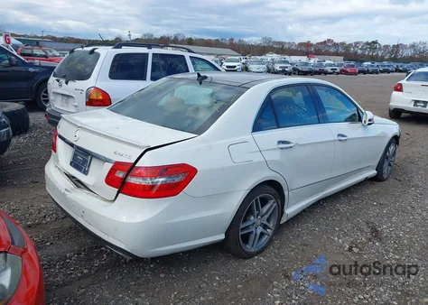 2010 Mercedes-Benz E 550 4Matic z USA, uszkodzony, nr VIN WDDHF9AB5AA147065